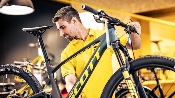 Mitarbeiter inspiziert ein Mountainbike
