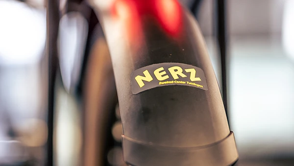 Fahrrad-Nerz-Logo auf einem Fahrradschutzblech