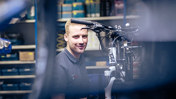Mitarbeiter arbeitet in der Fahrradwerkstatt
