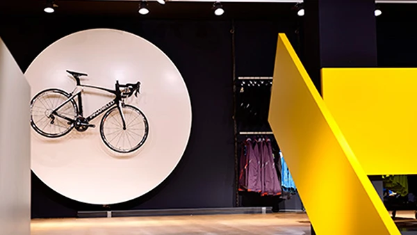 Rennrad an der Wand