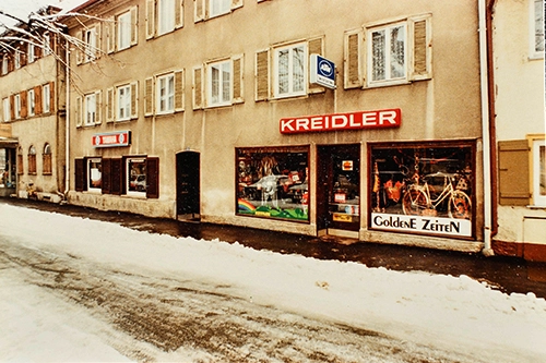 Historisches Foto aus dem Jahr 1975 – Ausstellungsfläche und Lager werden knapp