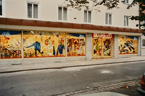 Historisches Foto aus dem Jahr 1989 – nach dem Umbau mit größeren Schaufenstern
