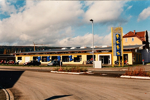 Historisches Foto aus dem Jahr 1996 – Neueröffnung in der Ludwigstaler Straße 77