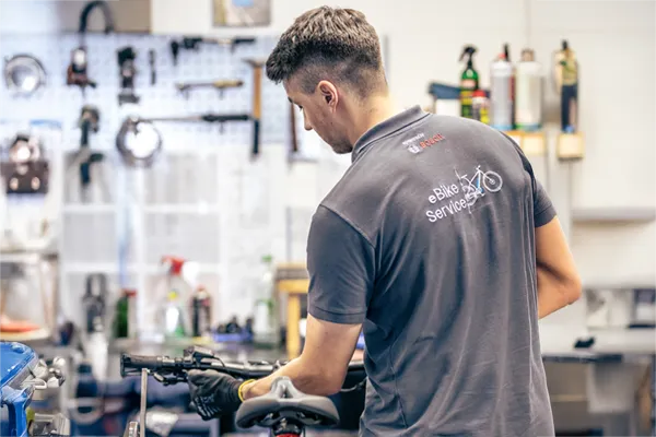 Zweiradmechatroniker bei der Arbeit